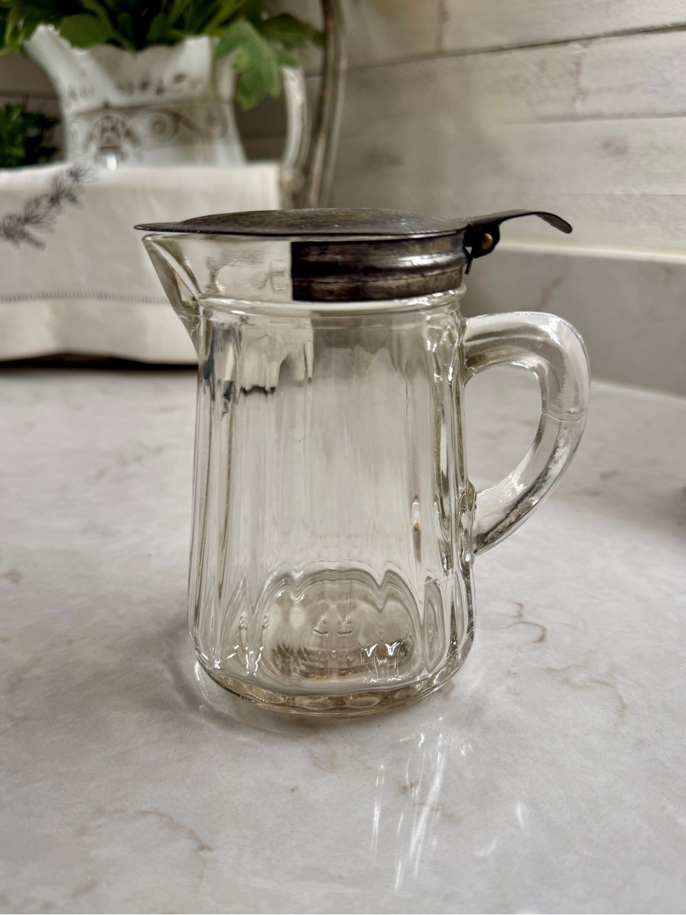 VINTAGE, ANCHOR HOCKING, GLASS SYRUP JAR WITH LID
